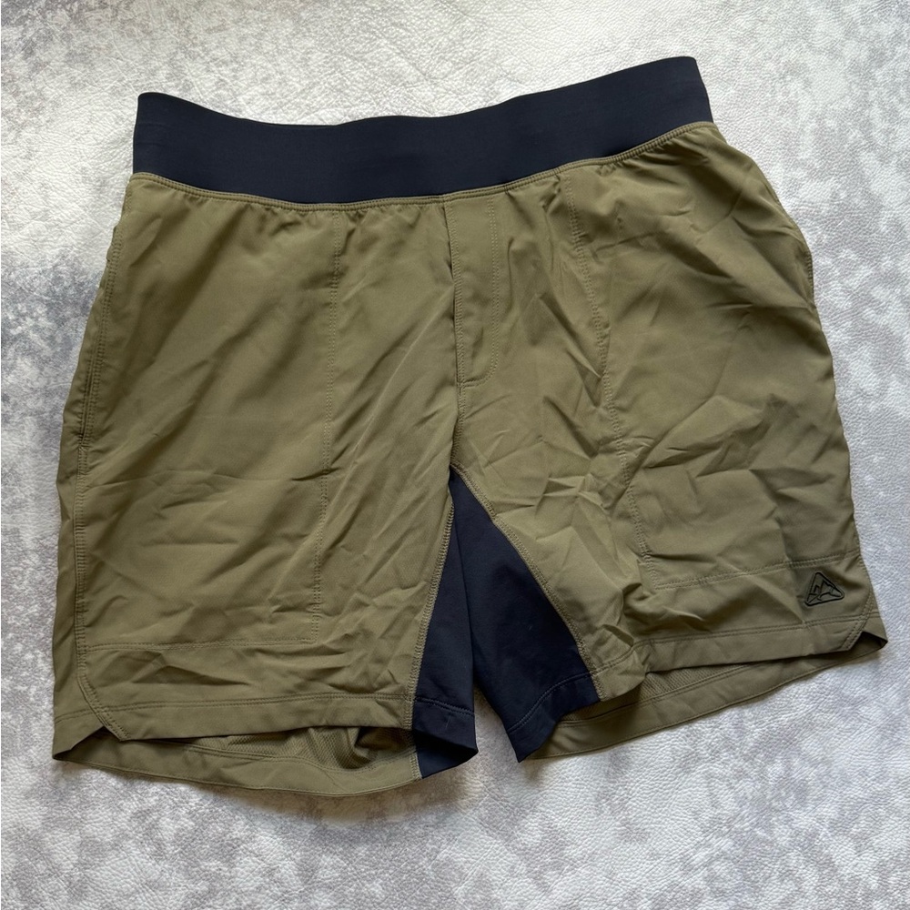 Livsn Reflex shorts mens size LG NWT
